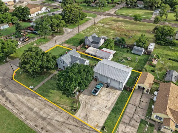 305 E 13th St, Russell, KS 67665