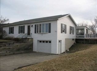 9 Lakeridge Dr, Troy, NY 12180