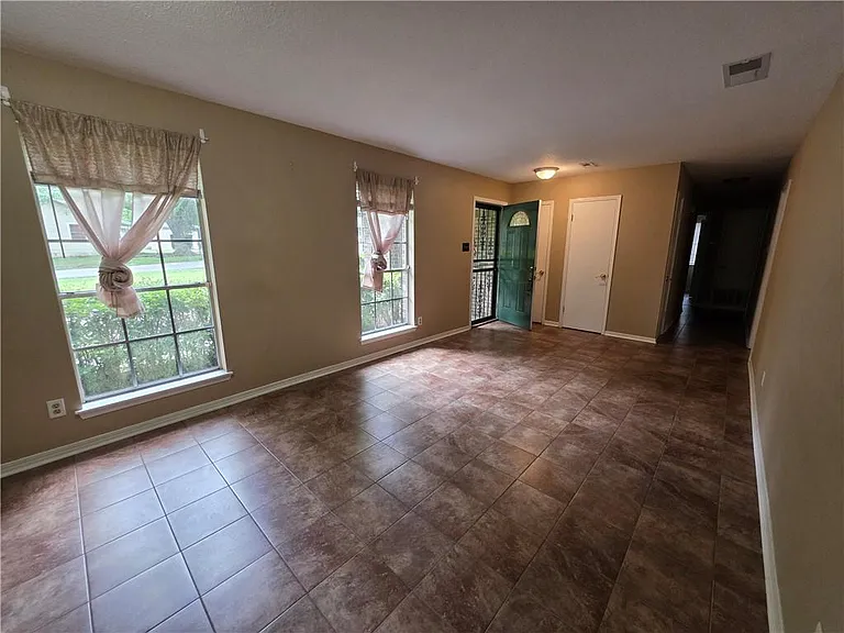 521 Evergreen Rd — Photo 3
