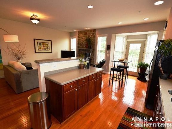 3rd image of 835 Freeland Ct