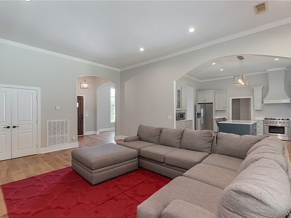 5th image of 2725 Lake Crest Ln