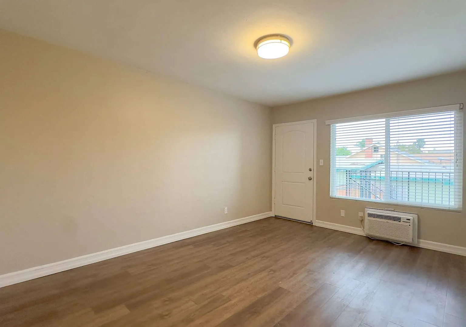 Twin Palms Apartments — Photo 3