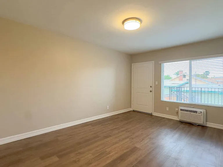 Twin Palms Apartments — Photo 3