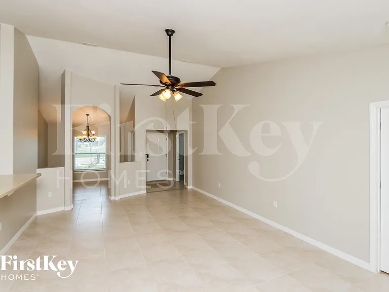 1932 Gloria Cir NE — Photo 3