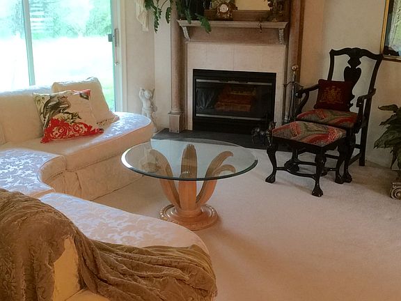 Living space w. Fireplace