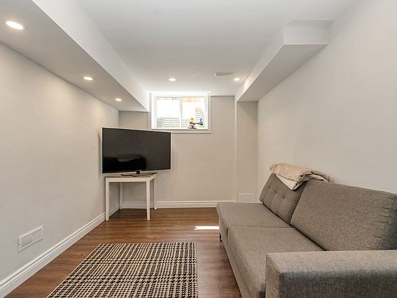 5th image of 900 Green St #B