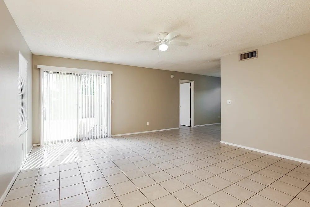 3 bed, 2.0 bath, 1136 sqft, $2,010 — Photo 3