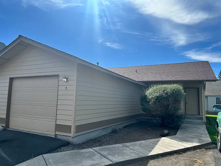 709 NE Savannah Dr #3 — Photo 1