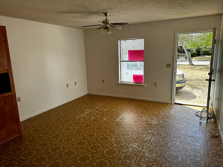 702 Avenue F — Photo 8