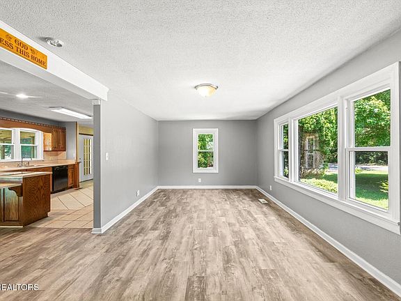 4th image of 208 Jones Dr SE