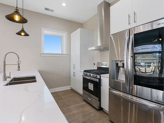 5th image of 2725 W Potomac Ave #1