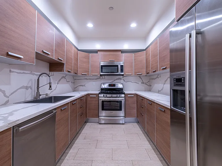 147 S Doheny Dr #303 — Photo 6