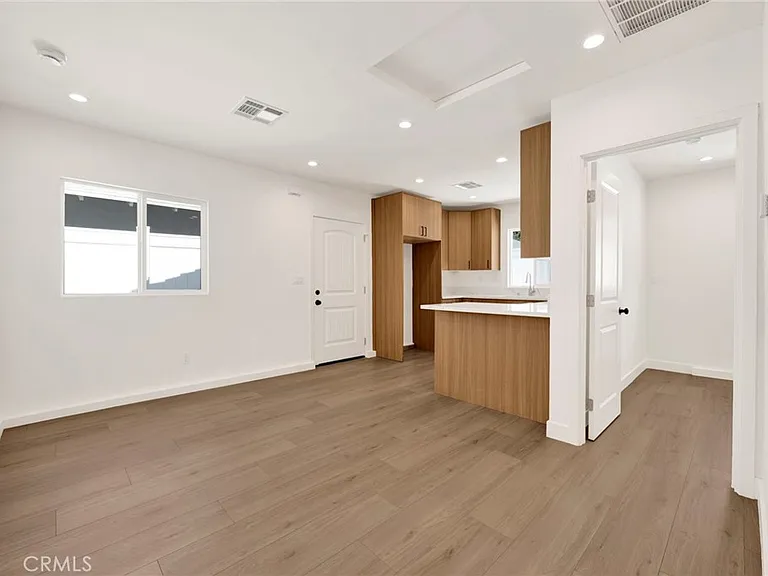 22542 Roscoe Blvd — Photo 2