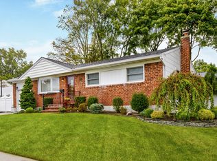351 Balchen St, Massapequa Park, NY 11762