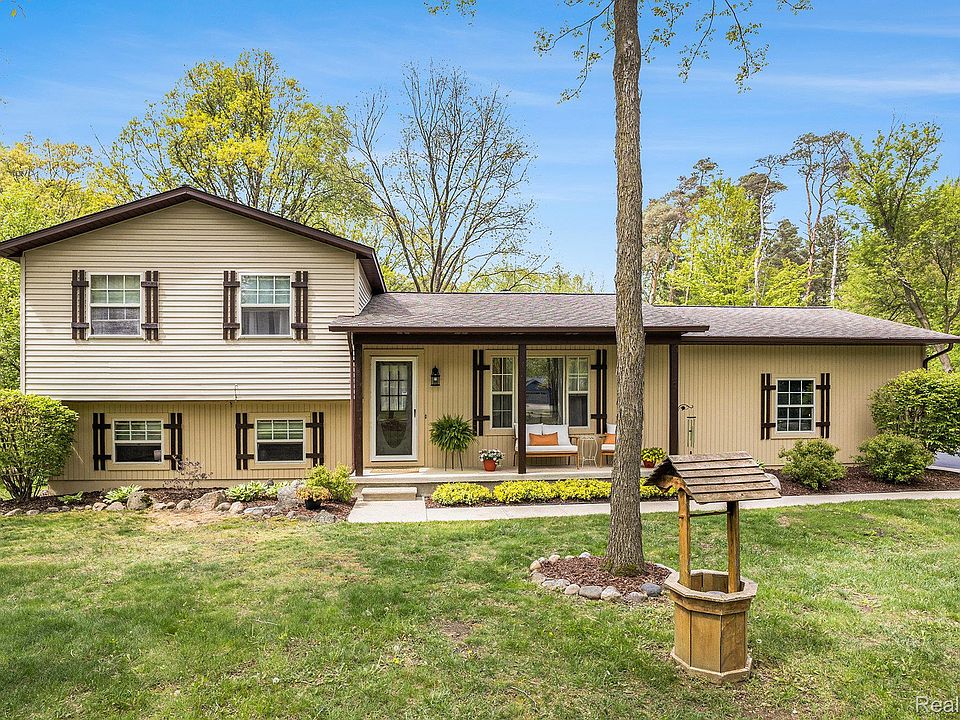1st image of 8450 Pineview Lake Dr