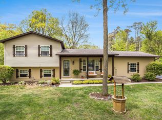8450 Pineview Lake Dr, Linden, MI 48451