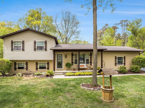 8450 Pineview Lake Dr, Linden, MI 48451