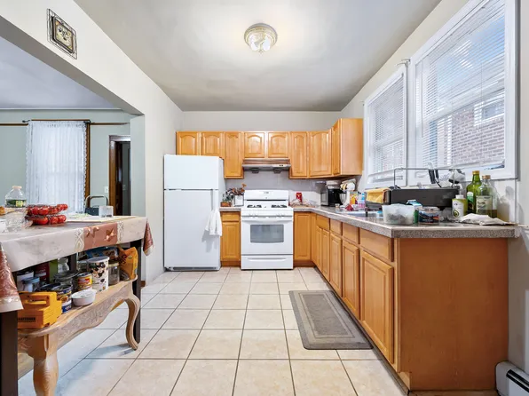 84-22 Daniels Street image 4 of 26