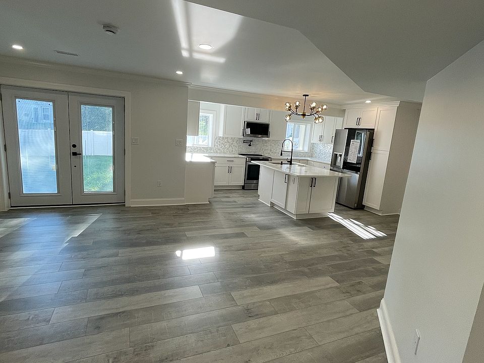 1st image of 8 Saint Charles Ct