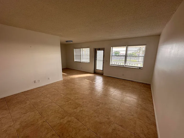 163 Somerset Cres #H — Photo 2