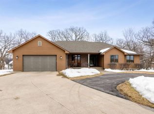 4210 Briar Ridge Ct, Ely, IA 52227