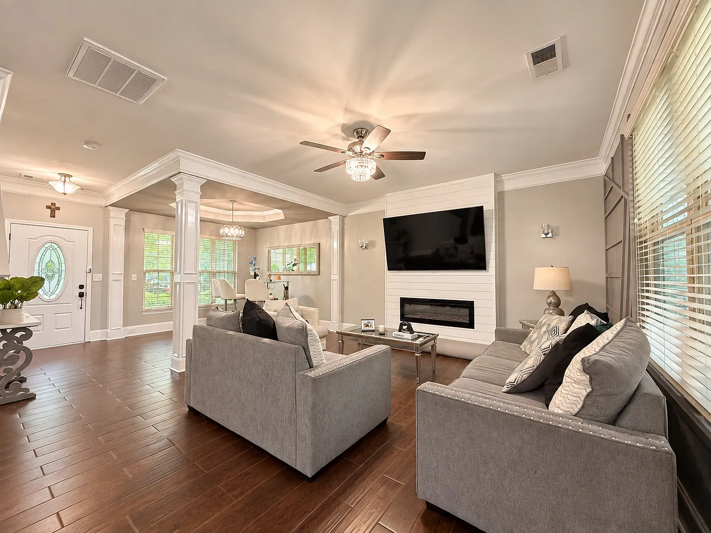 3 bed, 2.5 bath, 1921 sqft, $2,400 — Photo 2