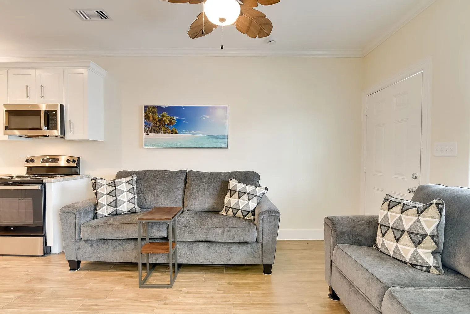 3 bed, 2.0 bath, 796 sqft, $2,871 — Photo 3