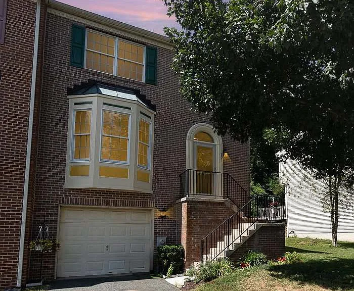 801 Albion Pl — Photo 2