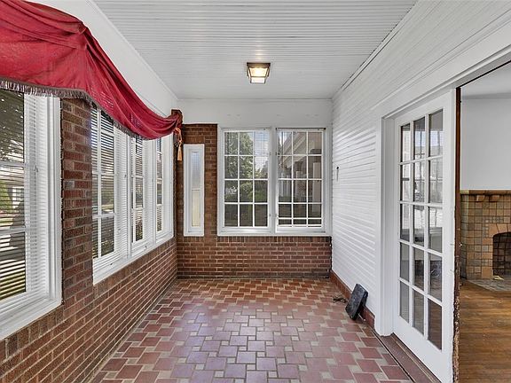 4th image of 504 Alexander St
