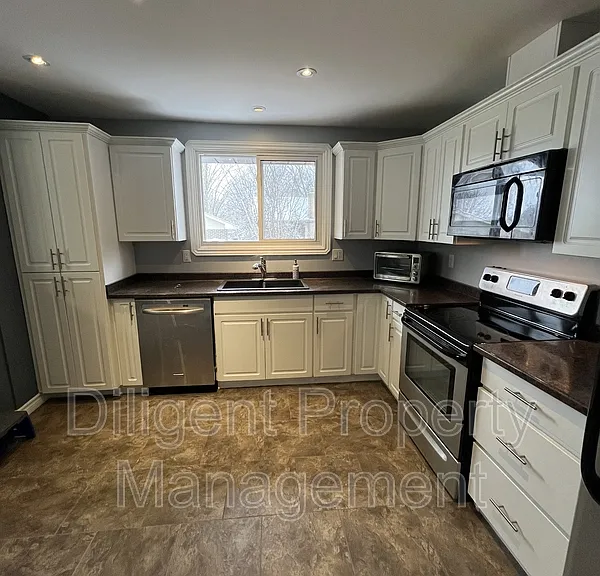 596 Garside Dr — Photo 5