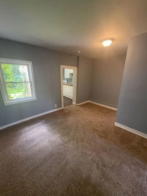 3 bed, 1.0 bath, 1100 sqft, $1,050 — Photo 2