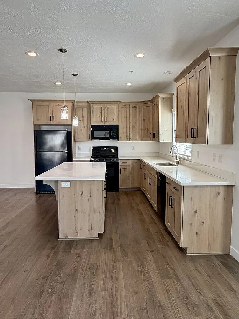 Spacious Townhome - 4 Bedroom End Unit in Riverton — Photo 3