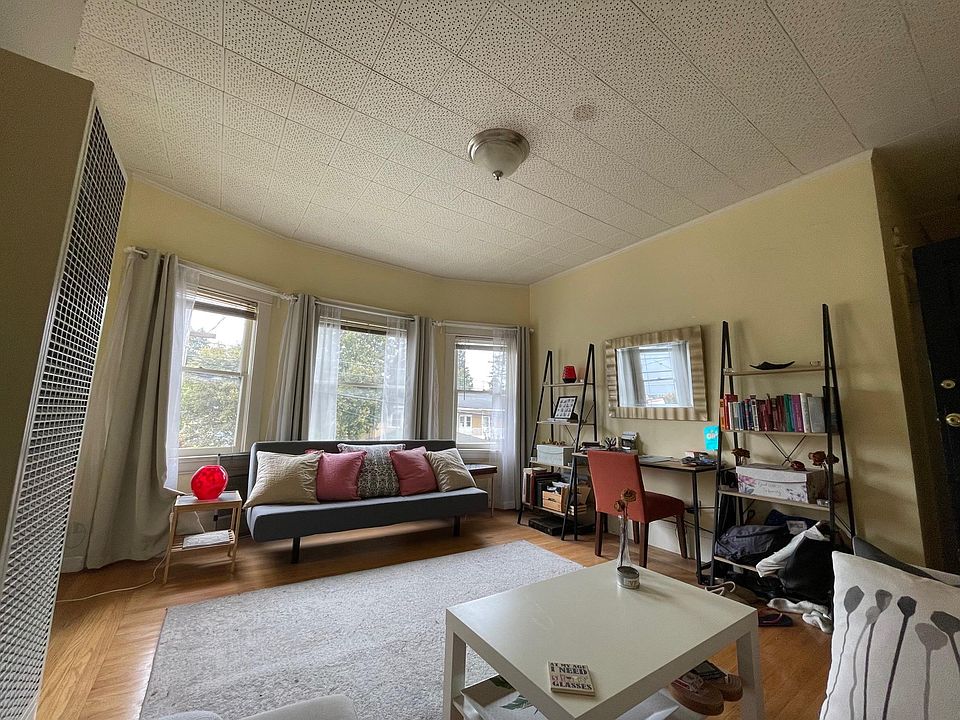 Bright and large living room with Bay Windows