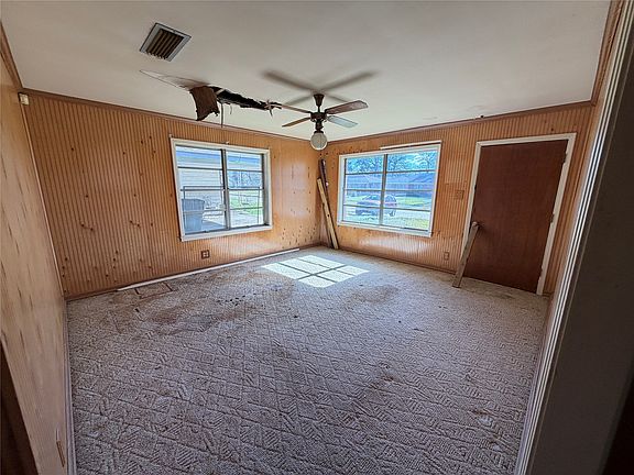 3rd image of 915 Pine Tree Dr