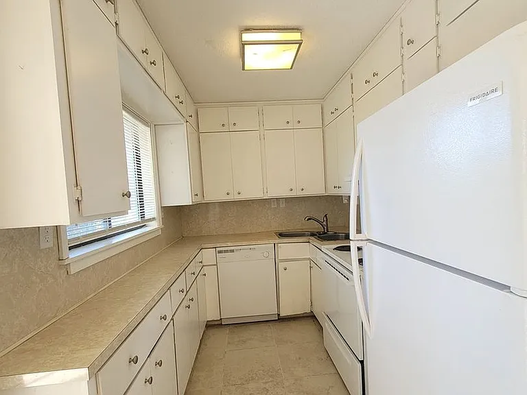 331 Emory Dr — Photo 7