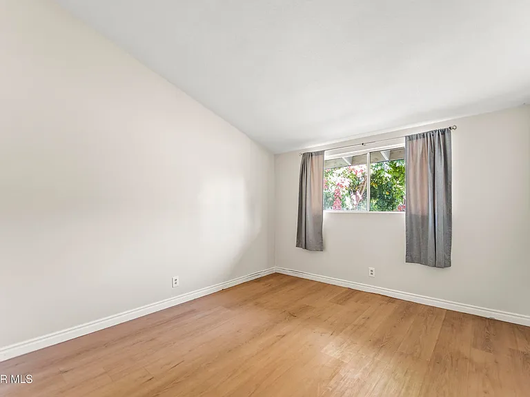 1217 Coventry Dr — Photo 9