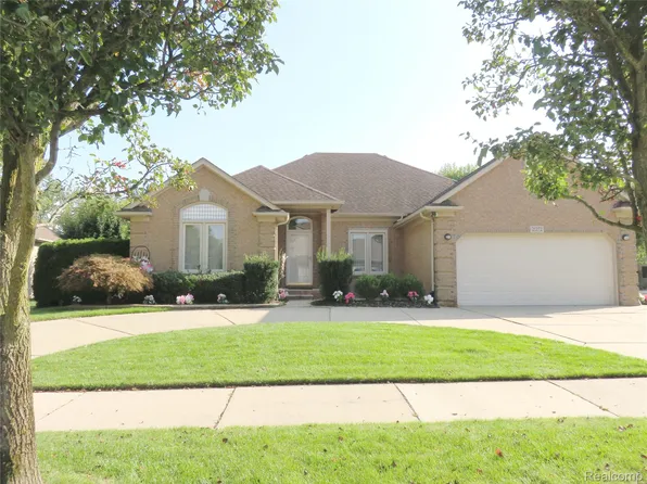 21272 Clearview Dr, Macomb, MI 48044