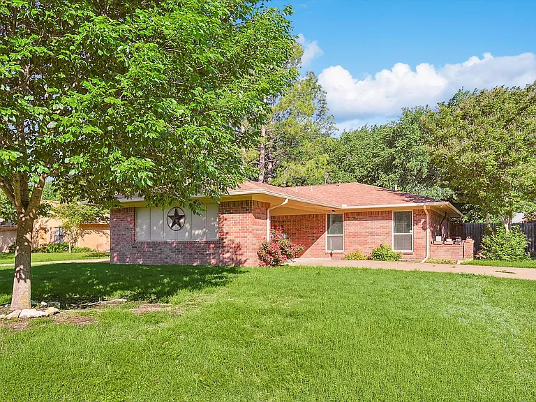 2525 Freedom Ln — Photo 1