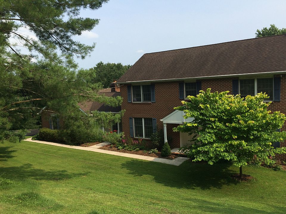 2nd image of 28 Chesterfield Ct