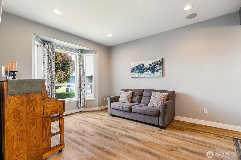 3rd image of 2639 Glenmore Street