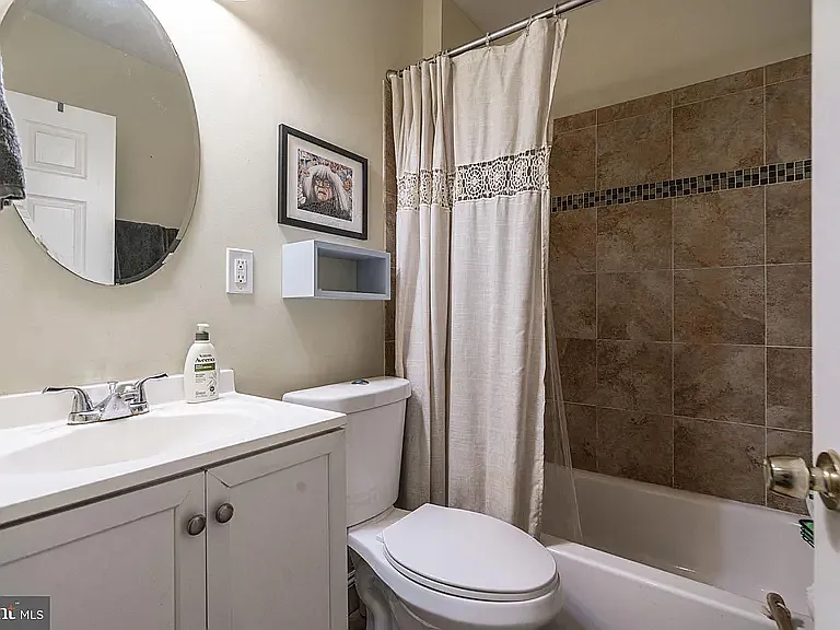 2209 E Harold St — Photo 12