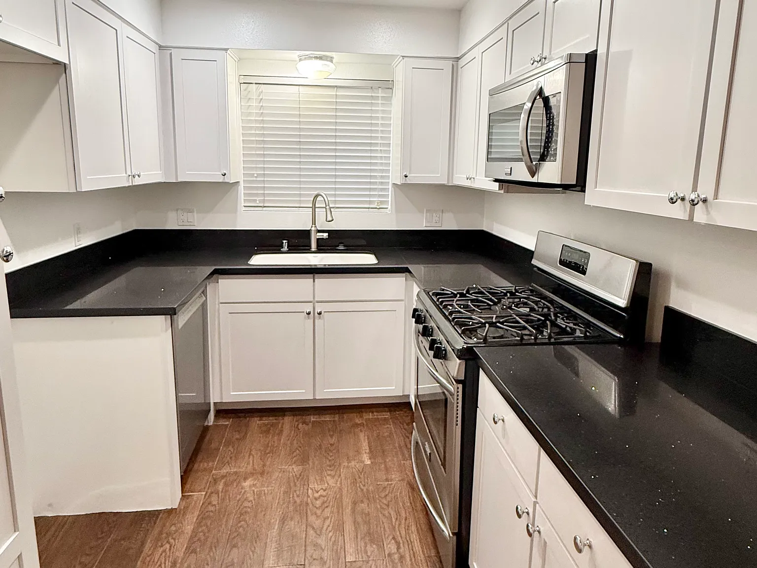 2 bed, 750 sqft, $3,200 — Photo 4