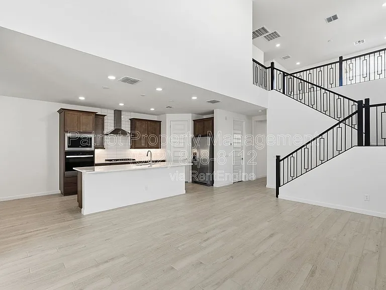 7404 W Buckhorn Trl — Photo 1