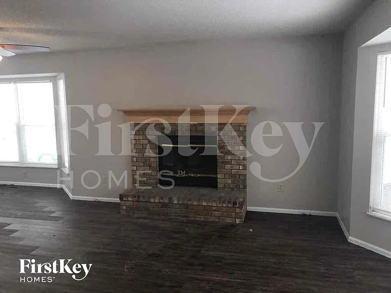 4801 Greenburg Dr — Photo 2