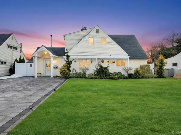 54 Abbot Lane, Hicksville, NY 11801