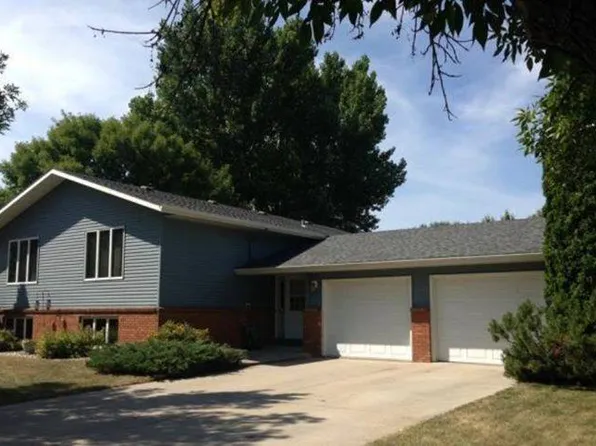 4803 6th Ave N, Grand Forks, ND 58203