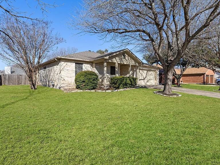 3812 Eagles Nest St — Photo 2
