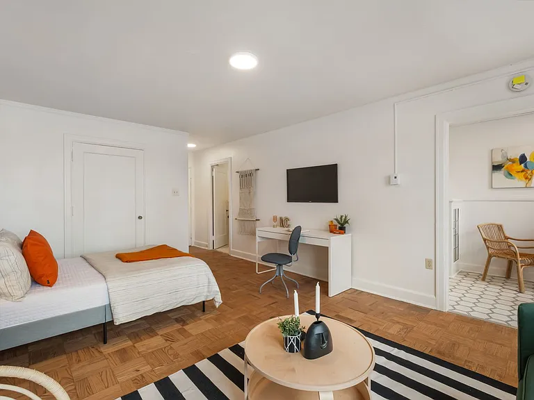 Comfortable Urban Living in a Classic Brick Building Near UW & Light Rail — Photo 4