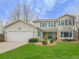 2209 Nottingham Dr, Naperville, IL 60565