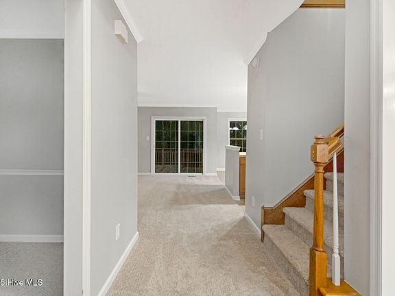 5th image of 102 Huntington Ct